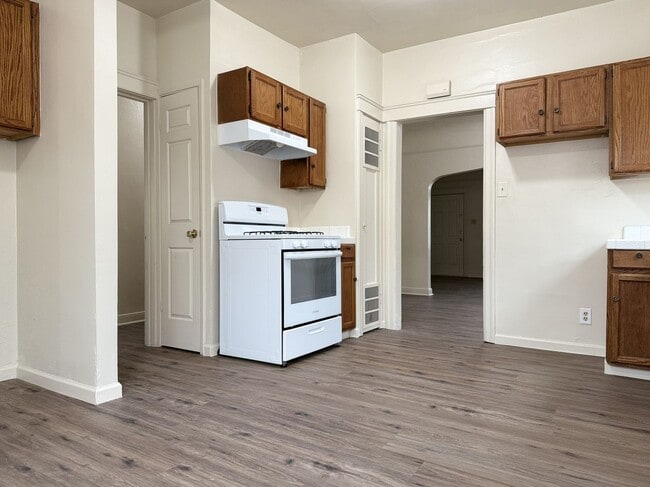 Building Photo - Endearing 3/1 Available!