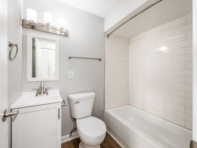 Building Photo - 593 Riverview Dr