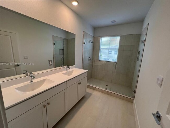 Building Photo - 136 SW 170th Ave