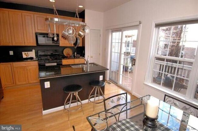 Building Photo - 650 9th St SW