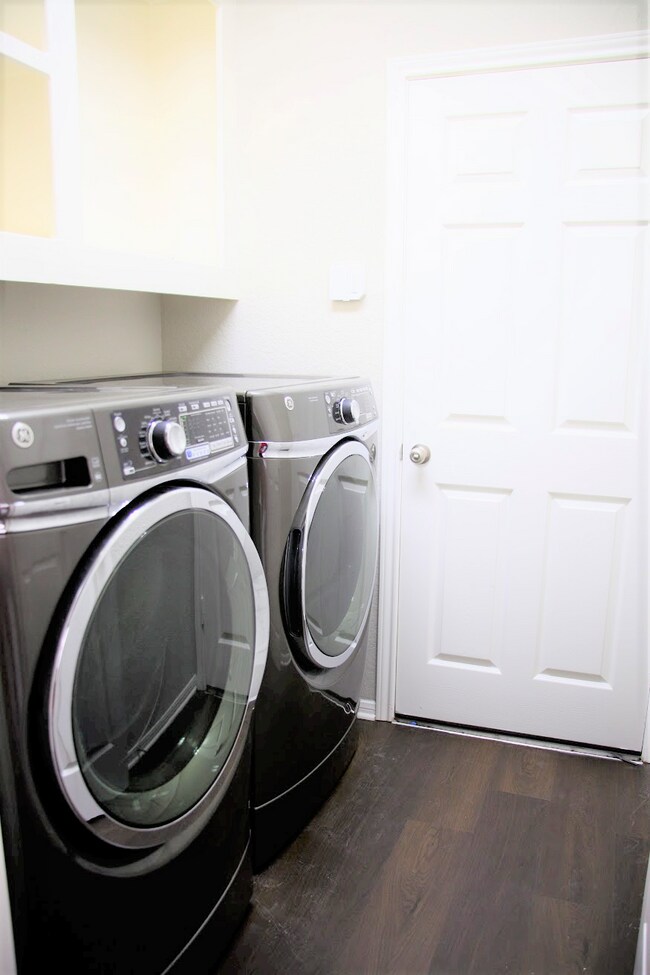 Washer dryer - 2647 Katie Harbor Dr