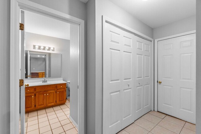 Building Photo - 911 Stonebridge Dr
