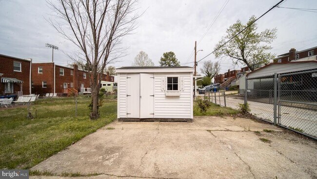 Building Photo - 604 Nicholson St NE