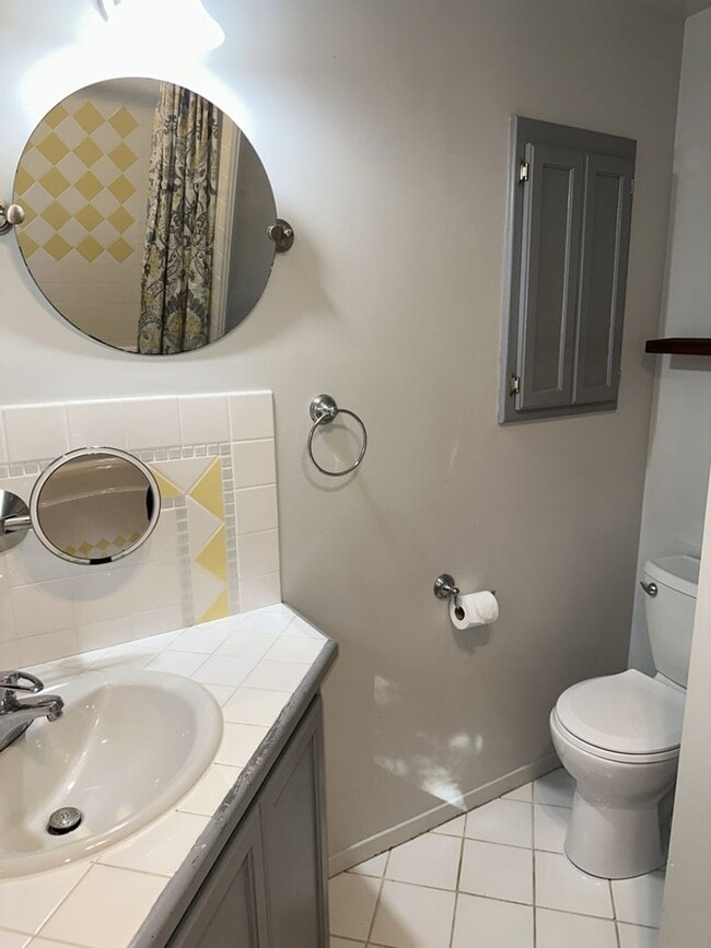 Building Photo - 2000+ sf home is in a great location, pet ...