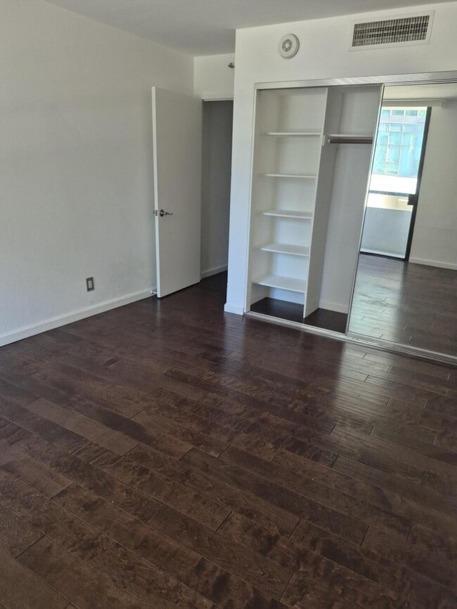 Building Photo - 600 W 9th St