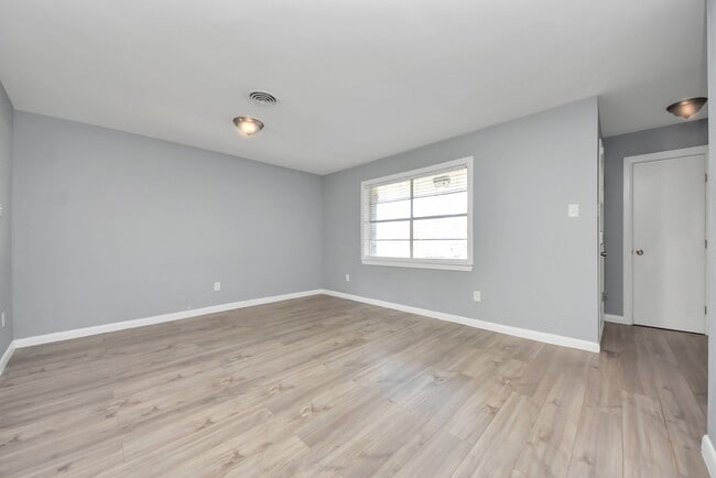 Building Photo - 1122 Un Vly Dr