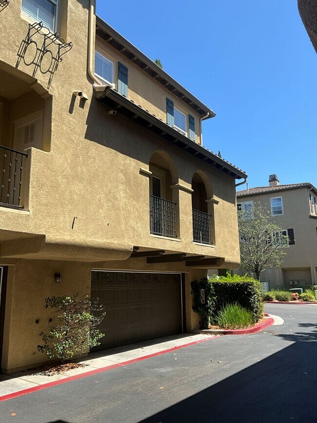 Building Photo - Newly Remodeled 4 Bedroom Townhome in Torrey Highlands - END UNIT