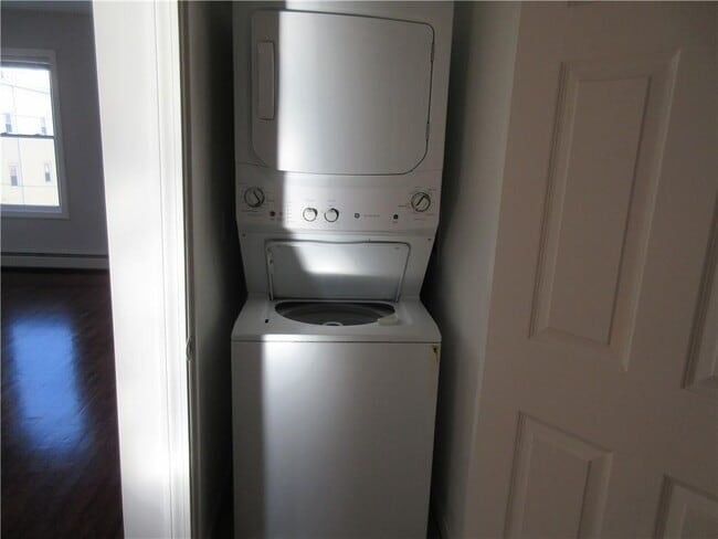 Building Photo - 379 E School St