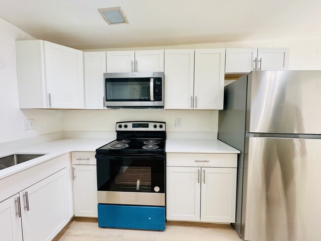 Building Photo - Modern Style Renovated 2 Bedroom with Wash...