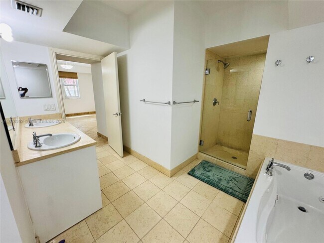 Building Photo - 20000 E Country Club Dr