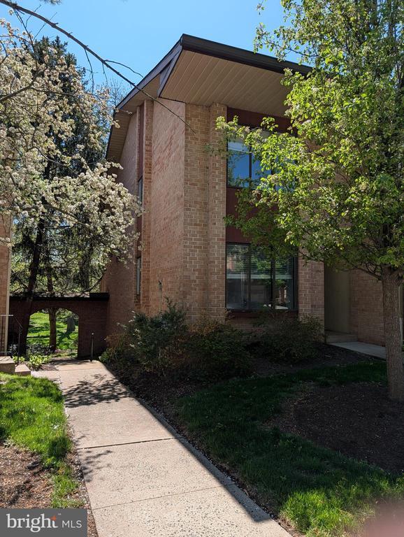 Building Photo - 214 Stonybrook Dr