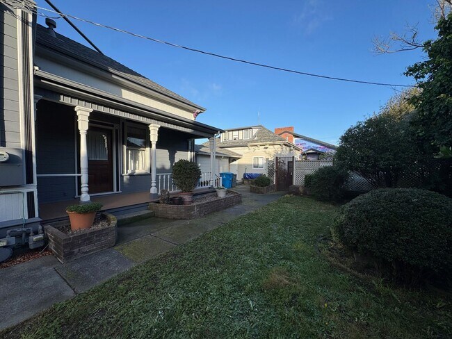 Building Photo - 801 Summer St