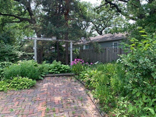 Building Photo - Very spacious *4Bed*2Bath single family home 2400 SqFt.