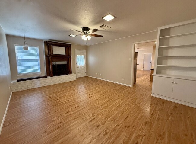 Building Photo - 2507 Camarie Ave