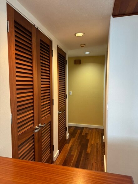 linen closets in hallway - 2158 Halekoa Dr
