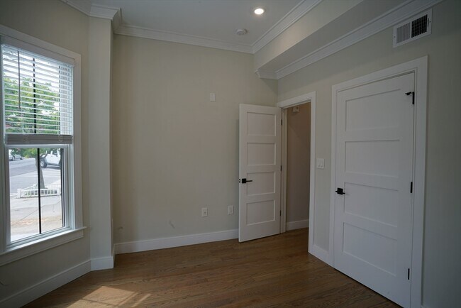 Building Photo - 464 Sumner St