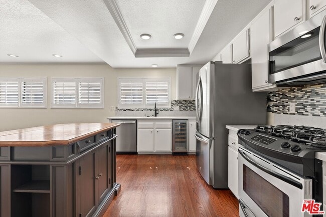 Building Photo - 6021 Lindley Ave