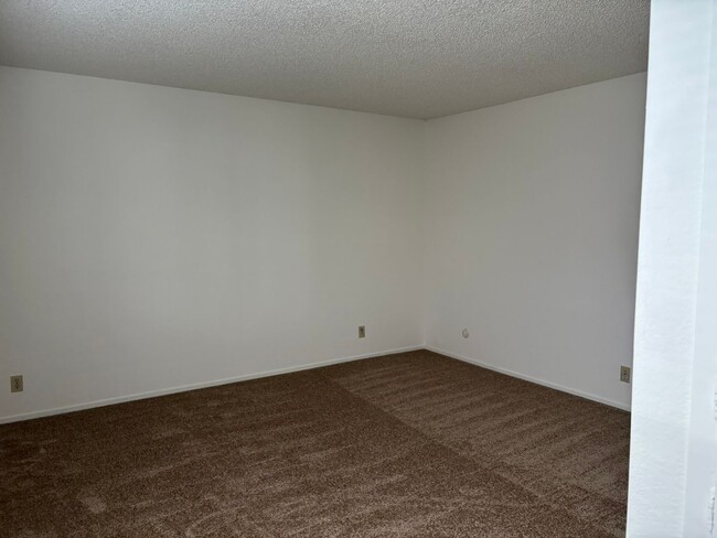 Building Photo - Spacious One bedroom