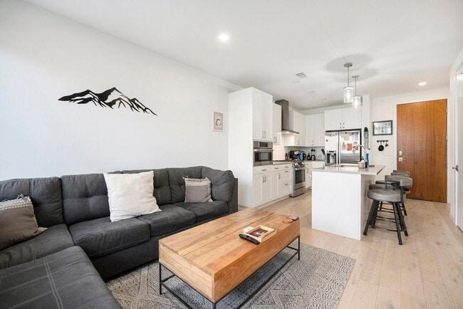 Building Photo - Beautiful Modern 1BR in Prime LoHi Locatio...