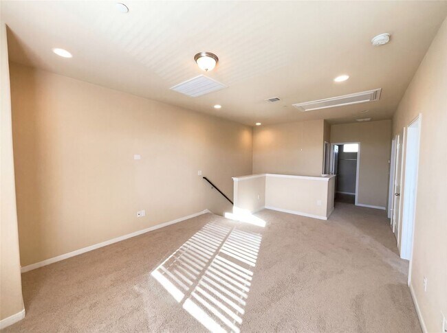 Building Photo - 2880 Donnell Dr