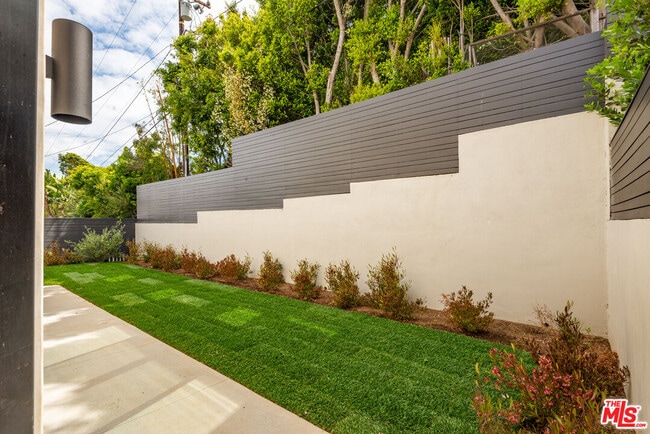 Building Photo - 1030 Centinela Ave