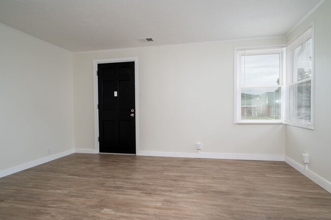 Building Photo - 3 Bed/1 Bath duplex