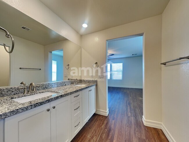 Building Photo - 5843 Petronius St