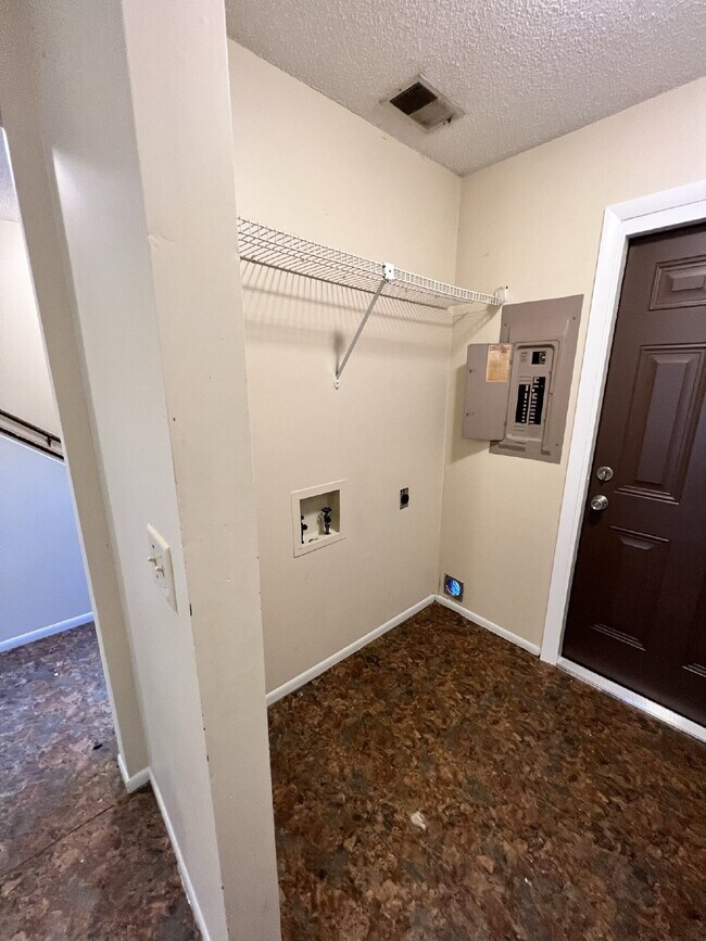 Building Photo - Townhouse For Rent
