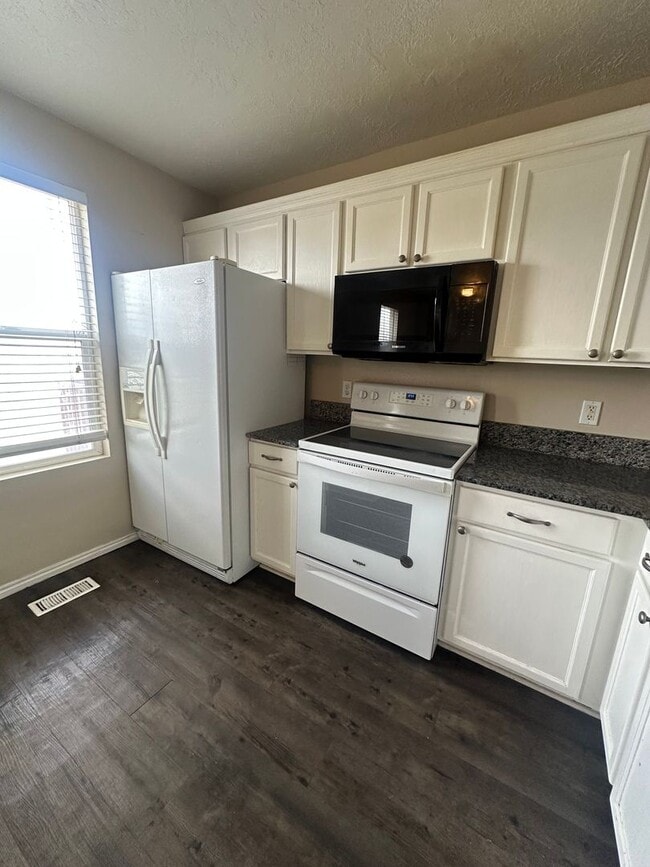 Building Photo - BEAUTIFUL TOWNHOME!!!