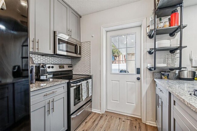 Building Photo - 2101 W Cherry St