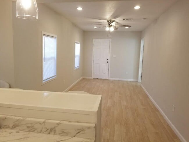 Building Photo - Remodeled 2 Bedroom- Minutes from Las Vegas Strip!!