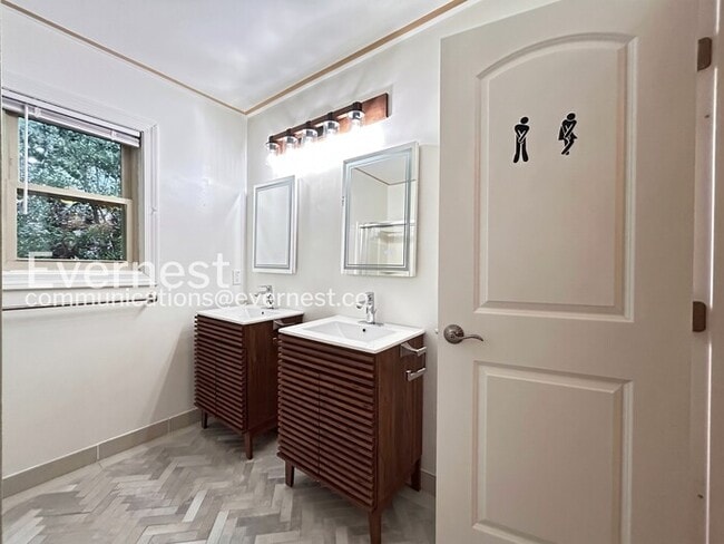 Building Photo - Beautiful 4 Bed/3 Bath Home with 3 Car Garage / Available Now!