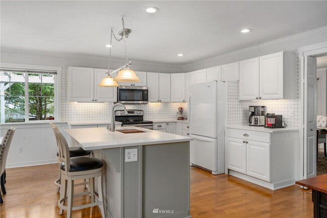 Building Photo - Spacious 5-Bedroom Home with Backyard Oasi...