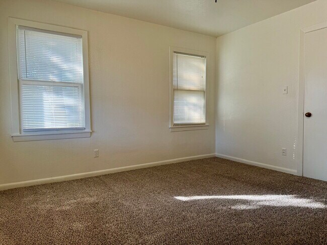 Building Photo - 3 Bedroom Home with Spacious Bedrooms