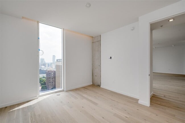 Building Photo - 313 W 17th St