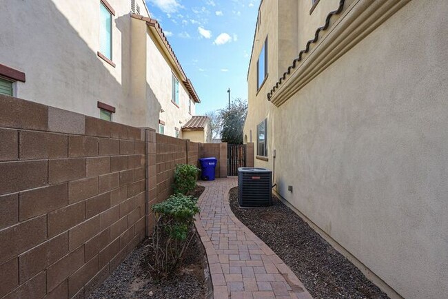 Building Photo - Lovely 4 bed 3 bath in core Chandler, ( Oc...