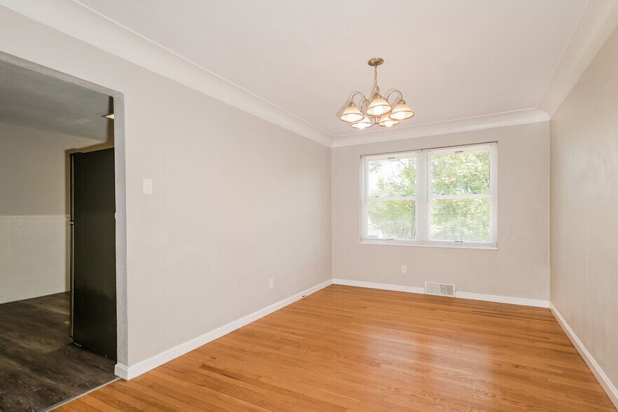 Building Photo - 605 Plantmore Dr