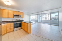 Building Photo - Beautiful, Spacious, Fully Renovated, 1 be...