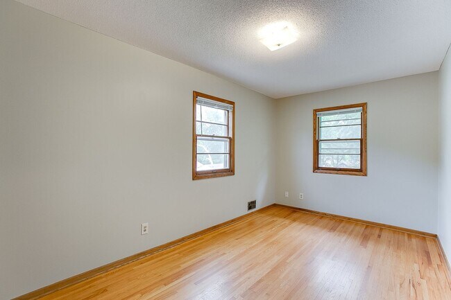 Building Photo - Updated 3 Bedroom Duplex in Battle Creek