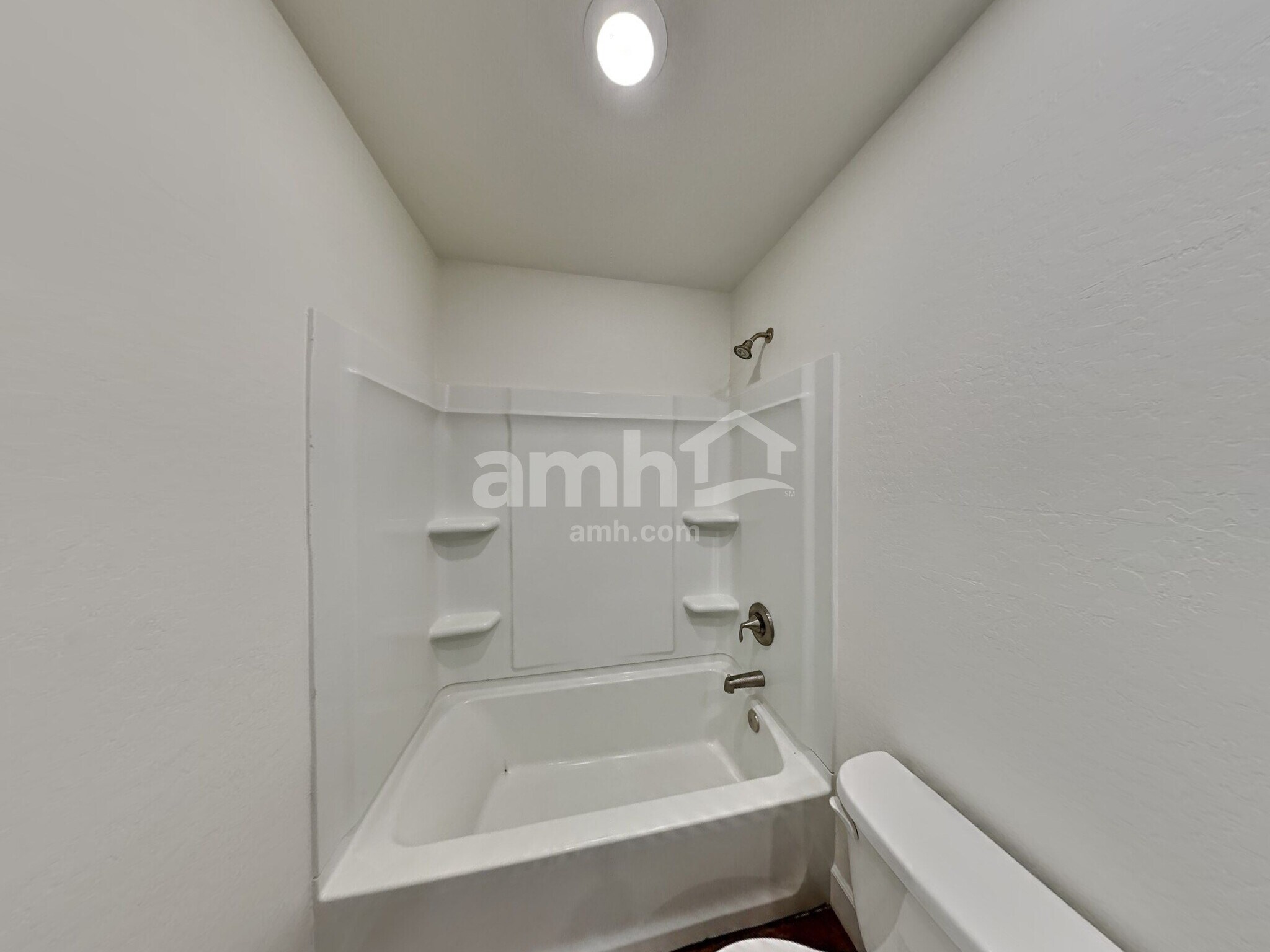 Building Photo - 647 W Hackamore Ave