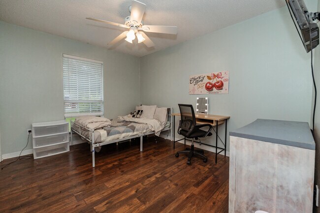 Building Photo - 425 Whirlaway Ct