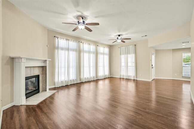 Building Photo - 313 Winding Oak Ln S