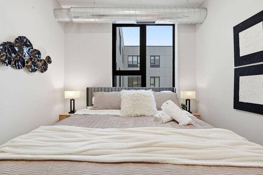 Building Photo - 6044 N Winthrop Ave