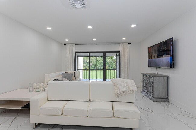 Building Photo - 8545 Casa Del Lago