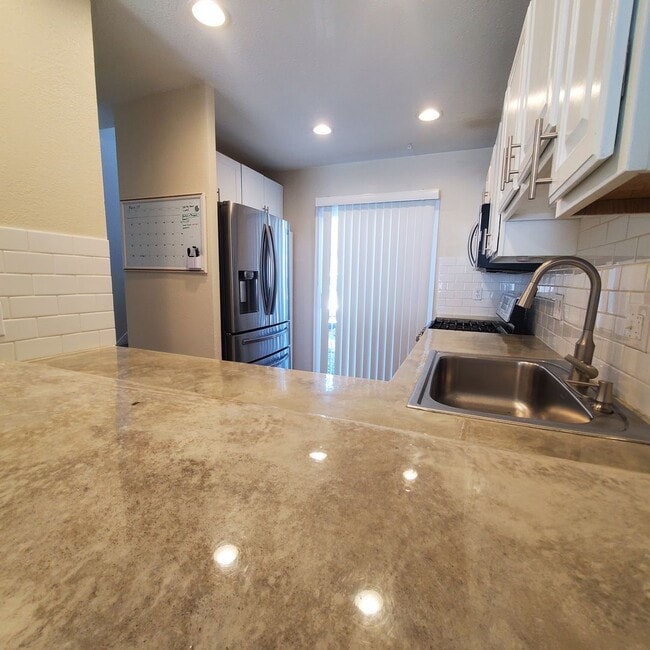 Building Photo - 2 Bedroom Townhome with Pool and Clubhouse/Centrally Located!!