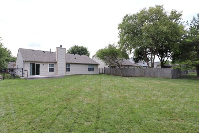 Building Photo - 3 Bedroom Fishers Rambler!