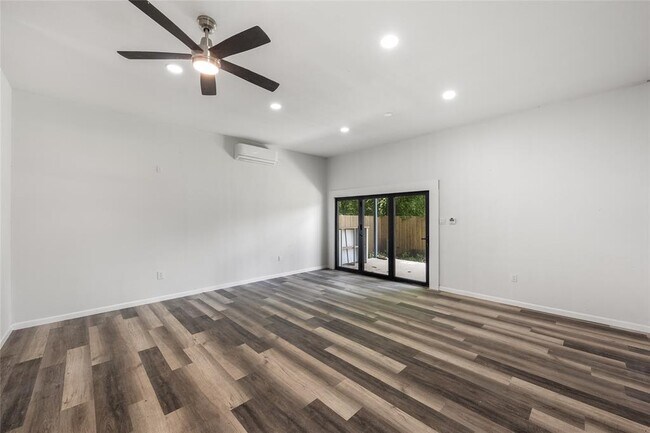 Building Photo - 1153 Brookswood Ave