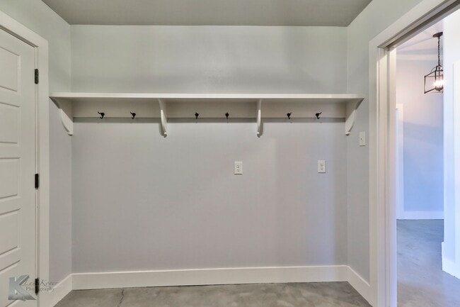 Building Photo - 3/2/2 duplex!  NEWLY UPDATED!