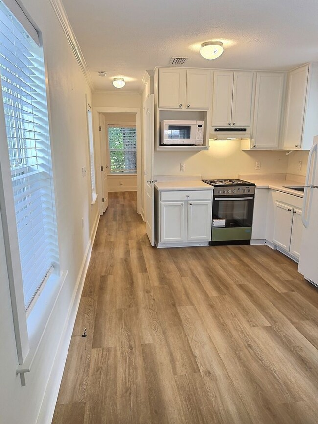 Building Photo - Charming Coastal Cottage in the Heart of Downtown Ocean Springs – Walk to Everything!