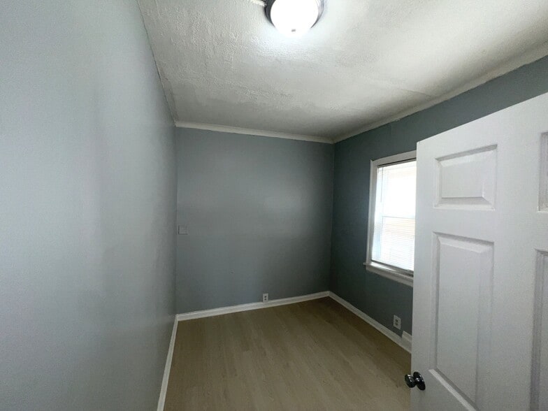 Building Photo - 9147 S Woodlawn Ave
